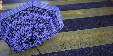 Der Föhnsturm hat sogar am späten Samstagabend die Temperaturen teilweise nochmals auf frühlingshafte Werte getrieben. Doch mit der Wärme ist es vorbei: Die Prognosen sagten Regen, Kaltluft und später grössere Neuschneemengen voraus.