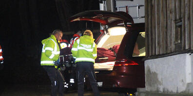 Der Leichnam eines tödlich verunglückten Tauchers wird in einen Bestattungswagen geschoben. Ein 57 Jahre alter Höhlenforscher ist bei einem Tauchgang in einer Höhle bei Dietfurt in Bayern gestorben. Foto: -/vifogra/dpa