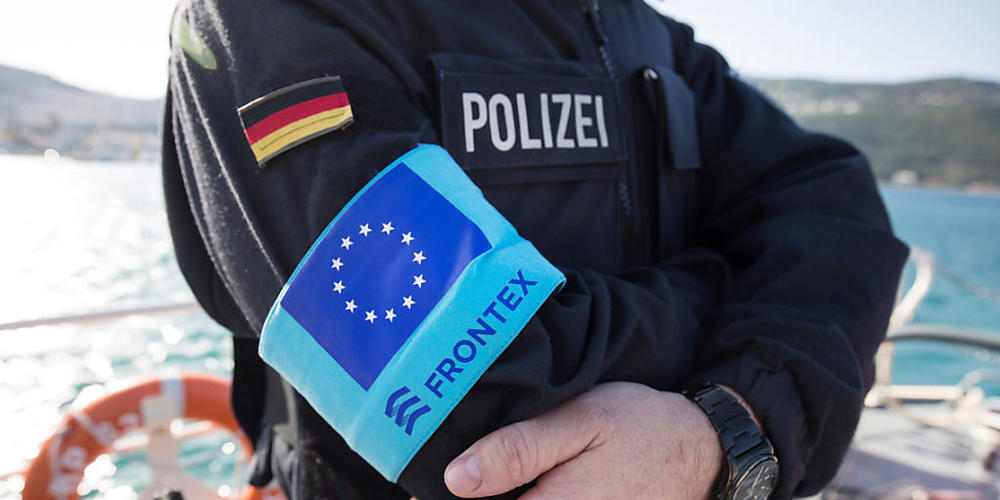 ARCHIV - Ein Beamter der Bundespolizei See steht im Hafen der Insel Samos auf dem Vordeck eines Streifenboots vor einer ersten Erkundungsfahrt. Etliche Stellen ermitteln gegen Frontex, auch wegen mutmaßlicher Grundrechtsverstöße. Foto: Christian C...