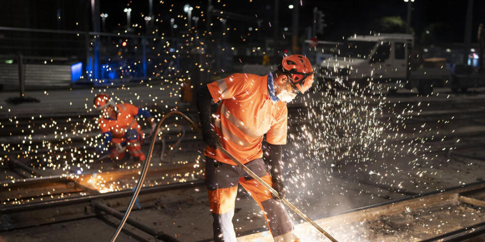 Bauarbeiter schneiden die alten Tramgleise beim Zürcher Hauptbahnhof auf. Bis am 31. Juli ist der Verkehr rund um den HB stark eingeschränkt.