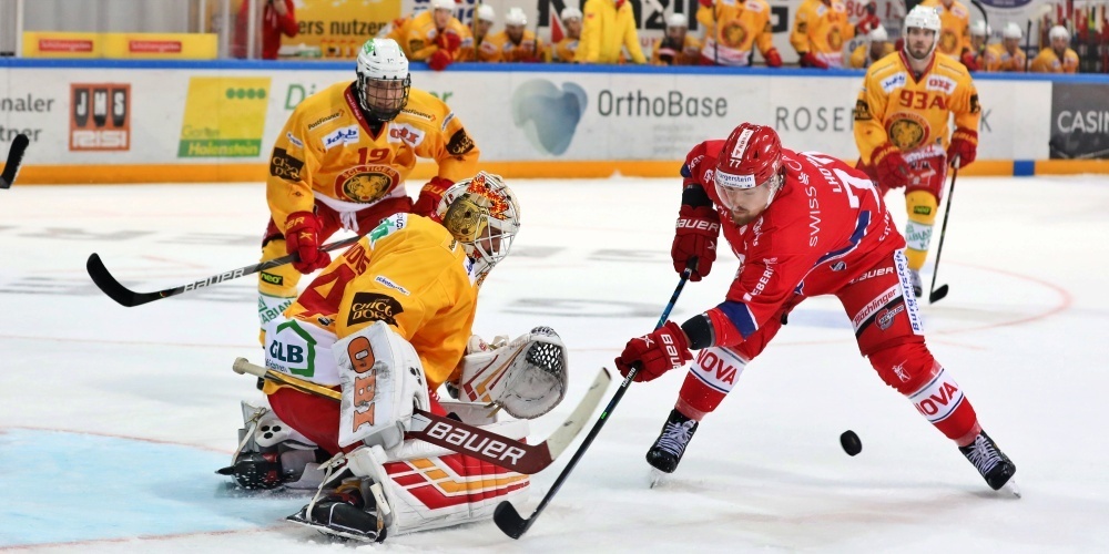 Knappe Sache im so genannten 6-Punkte-Spiel zwischen den SCRJ Lakers und den SCL Tigers. Es geht um den Einzug in die Pre-Playoffs. (Bild: Thomas Oswald, Archiv)