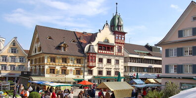 In Dornbirns Innenstadt können die Konsumenten jetzt wieder in die Geschäfte (Bild: vorarlberg.travel)
