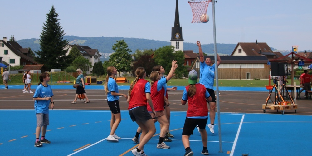 Am Einweihungstag auf dem Areal vom Schulhaus Berg konnte man verschiedene Sportarten entdecken wie z. B. Korbball.