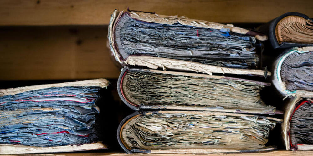 Die St. Galler Wirtschaftsgeschichte ist eng verbunden mit der Textilproduktion. Im Bild Musterbücher von Stickereien. (Archivbild)