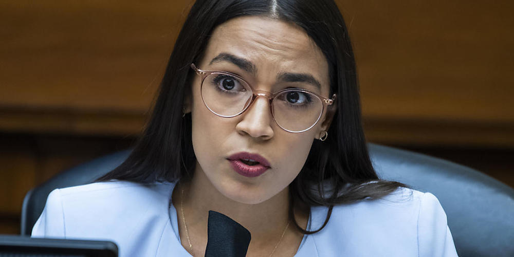 ARCHIV - Alexandria Ocasio-Cortez, demokratische US-Kongressabgeordnete, während einer Anhörung des House Oversight and Reform Committee über den Postdienst. Foto: Tom Williams/Pool CQ Roll Call/AP/dpa