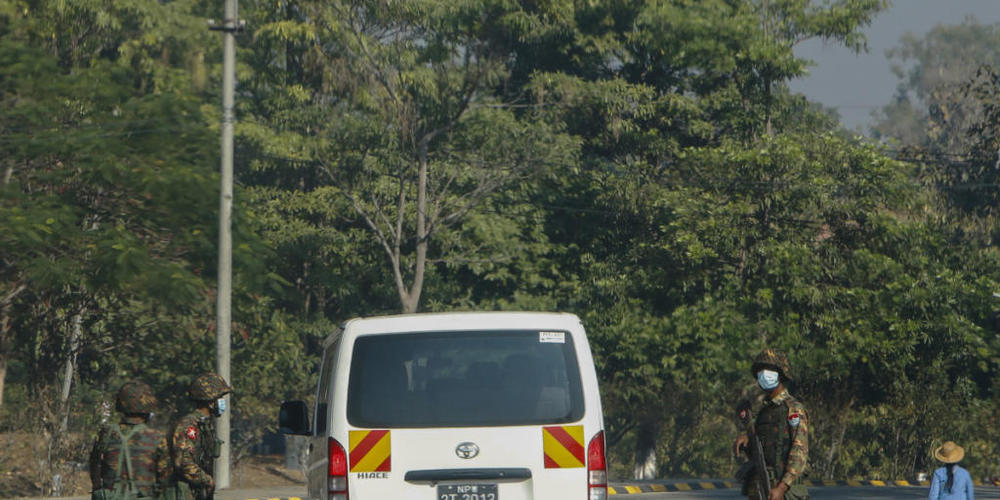 Soldaten bewachen eine Straße. Das Militär hat am 01. Februar 2021 die zivile Führung Myanmars um Suu Kyi entmachtet und einen einjährigen Ausnahmezustand verhängt. Foto: Str/AP/dpa