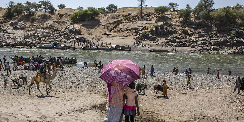 ARCHIV - Flüchtlinge, die vor dem Konflikt in der äthiopischen Region Tigray geflohen sind, kommen am Ufer des Tekeze-Flusses an der sudanesisch-äthiopischen Grenze im Osten des Sudan an. Foto: Nariman El-Mofty/AP/dpa