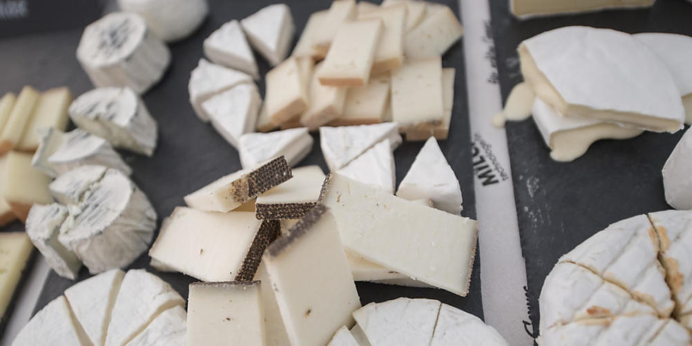 Sowohl die Käse Importe als auch Exporte sind 2020 gestiegen. Im Bild: Diverse Schweizer Käsesorten an einem Käsemarkt. (Symbolbild)