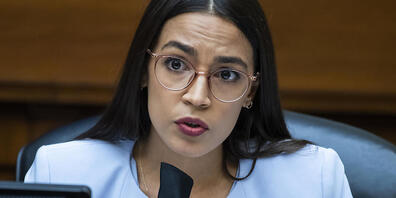 ARCHIV - Alexandria Ocasio-Cortez, demokratische US-Kongressabgeordnete, während einer Anhörung des House Oversight and Reform Committee über den Postdienst. Foto: Tom Williams/Pool CQ Roll Call/AP/dpa