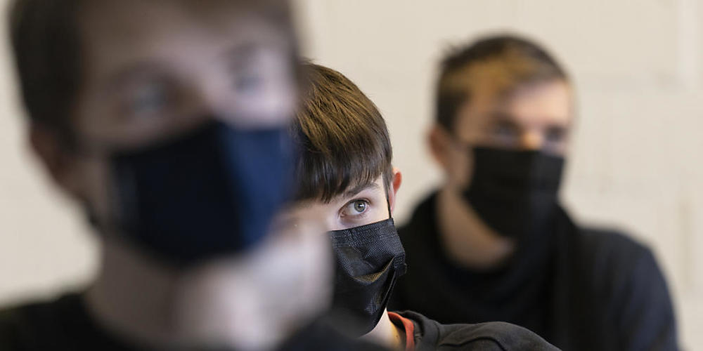 Das Coronavirus durchdringt auch in der Schweiz praktisch alle Bereiche des Alltags. Im Bild: Schüler einer Kantonsschule im Kanton Zürich. (Symbolbild)