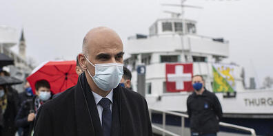 Bundesrat Alain Berset besichtigt das Thurgauer Impfschiff im Hafen von Romanshorn.