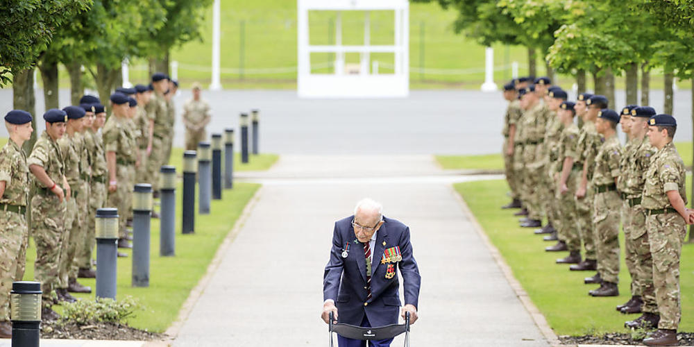 ARCHIV - Der 100 Jahre alte britische Rekordspendensammler Tom Moore (Captain Tom) ist gestorben. Foto: Danny Lawson/PA Wire/dpa