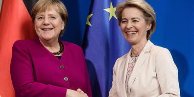 Die EU-Kommissionspräsidentin Ursula von der Leyen (rechts) und die deutsche Bundeskanzlerin Angela Merkel sind offen für die Zulassung eines russischen Impfstoffes, der unter dem Namen Sputnik V bekannt ist. (Archivbild)