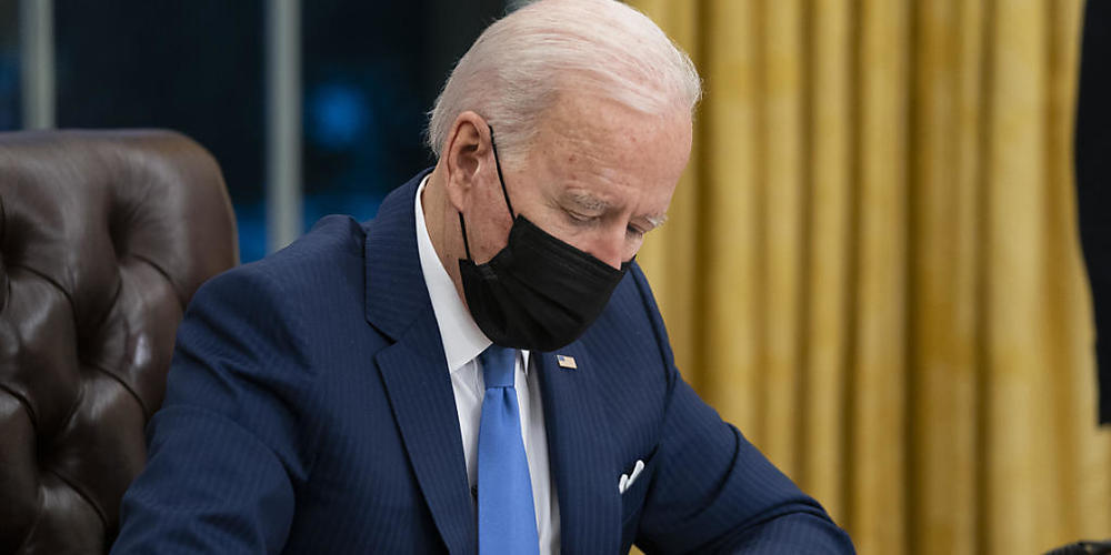 US-Präsident Joe Biden unterzeichnet eine Verfügung zur Einwanderung im Oval Office des Weißen Hauses. Foto: Evan Vucci/AP/dpa