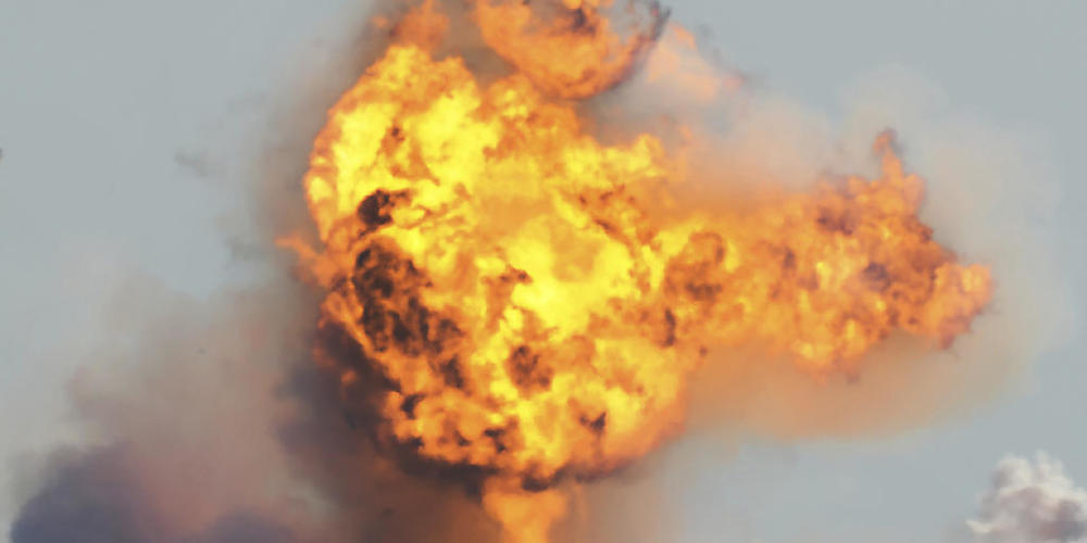 Der kugelförmige Starship-Prototyp von SpaceX explodiert nach dem Absturz beim Versuch, nach einem erfolgreichen Teststart zu landen. Foto: Miguel Roberts/The Brownsville Herald/AP/dpa