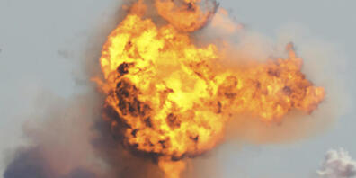 Der kugelförmige Starship-Prototyp von SpaceX explodiert nach dem Absturz beim Versuch, nach einem erfolgreichen Teststart zu landen. Foto: Miguel Roberts/The Brownsville Herald/AP/dpa