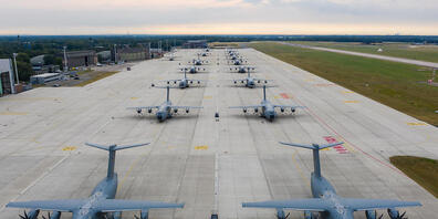 ARCHIV - Airbus A400M Atlas Transportflugzeuge stehen auf dem Vorfeld des Fliegerhorstes in Wunstorf. Foto: Christophe Gateau/dpa