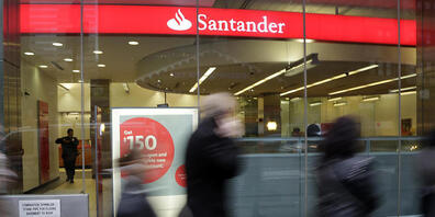 Abschreiber und Rückstellungen für gefährdete Kredite ziehen das Ergebnis der Bank Santander tief in die roten Zahlen. (Archivbild)