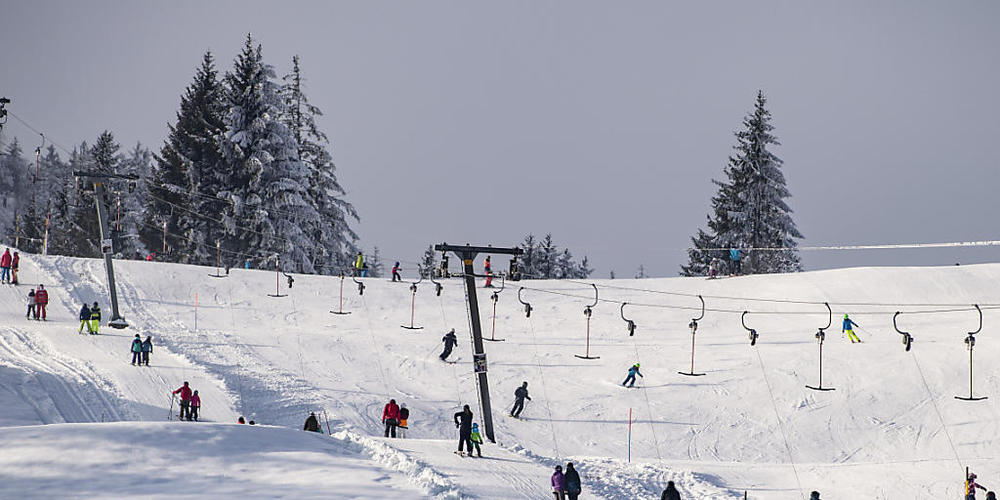 In den Luzerner Skigebieten dürfen die Lifte ab Montag auch unter der Woche fahren. (Archivbild)