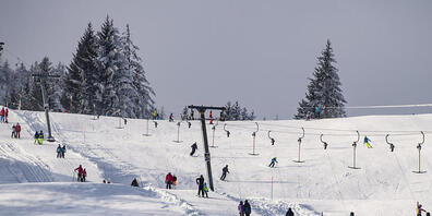 In den Luzerner Skigebieten dürfen die Lifte ab Montag auch unter der Woche fahren. (Archivbild)