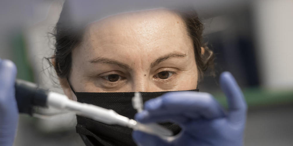 Eine Laborantin bereitet eine Probe für einen PCR-Tests vor, bei denen Mutationen des Coronavirus erkannt werden sollen. (Archivbild)