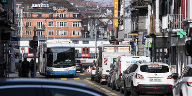 Der Bundesrat will mit Mobility Pricing Verkehrsspitzen brechen und die Kapazitäten auf den Strassen und Schienen besser nutzen. (Archivbild)
