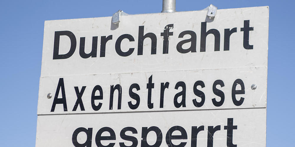 Die Axenstrasse ist wegen eines drohenden Felssturzes gesperrt. (Archivbild)