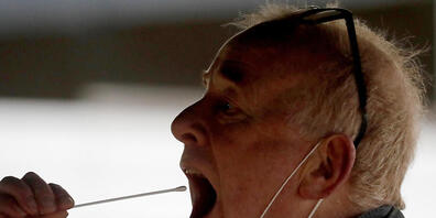 In London möglich: Ein Mann macht seinen eigenen Covid-19.-Test. (Archivbild)