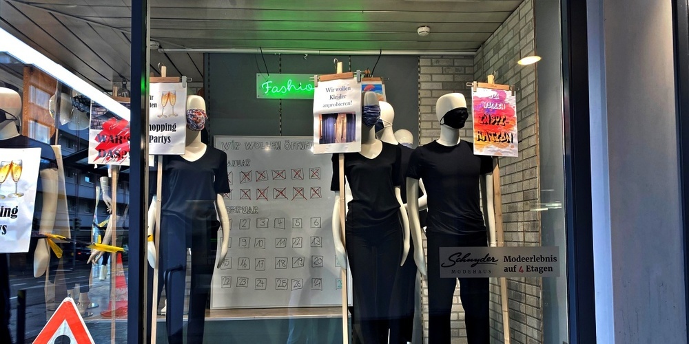 Mit Schildern und Sprüchen wie «Wir wollen Bedienung» demonstrieren die Schaufensterpuppen für offene Kleidergeschäfte.