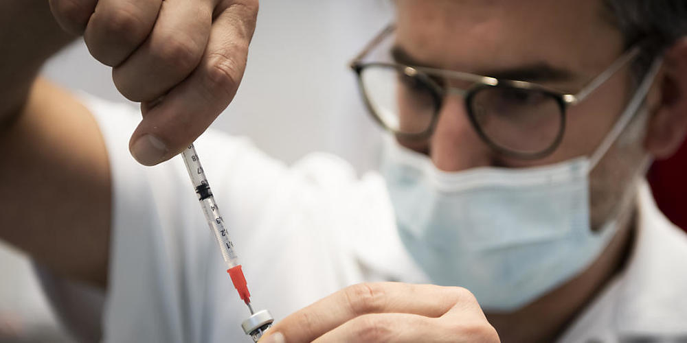 Der Bund übernimmt die Kosten für die Corona-Impfung neu auch für Grenzgängerinnen und Grenzgänger, die in Schweizer Gesundheitseinrichtungen arbeiten. (Archivbild)