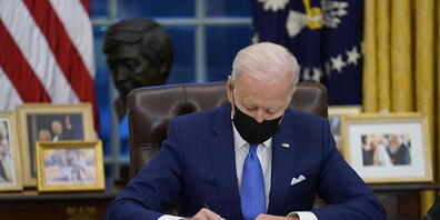 dpatopbilder - Joe Biden, Präsident der USA, unterzeichnet eine Executive Order zur Einwanderung im Oval Office des Weißen Hauses. Foto: Evan Vucci/AP/dpa