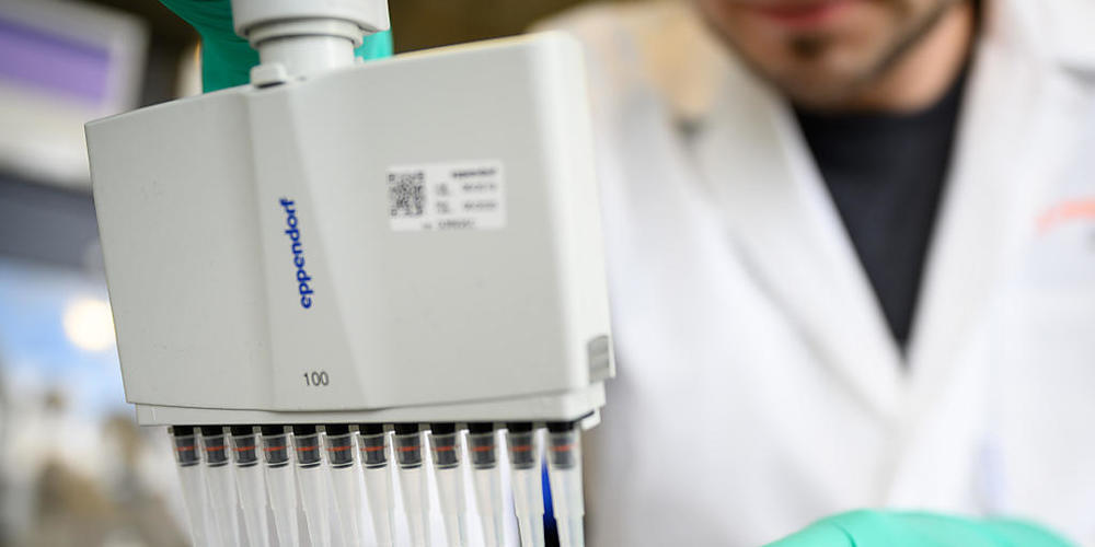 Der Impfstoff des deutschen Herstellers Curevac basiert wie die beiden bereits zugelassenen Impfstoffe auf der mRNA-Technologie. (Archivbild)