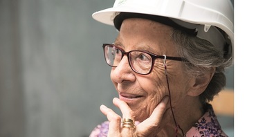 Frauen, die sich für gleiche Rechte einsetzten, wurden angefeindet – auch die Uzwilerin Margrith Bigler-Eggenberger. Den Helm trägt sie aber nicht deshalb. Das Bild entstand, als sie auf der Baustelle des Uzwiler Gemeindehauses zu Gast war. Im Gemeindehaus ist ihr ein Raum gewidmet. (Bild: Peter Dotzauer, Bildform Henau)