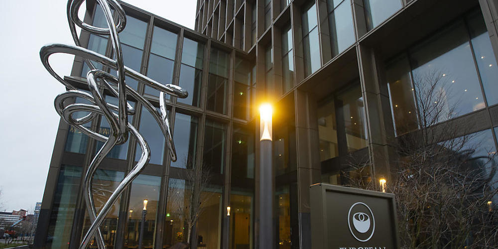 ARCHIV - Eine Person geht auf den Eingang der Europäischen Arzneimittelbehörde (EMA) zu. Foto: Peter Dejong/AP/dpa