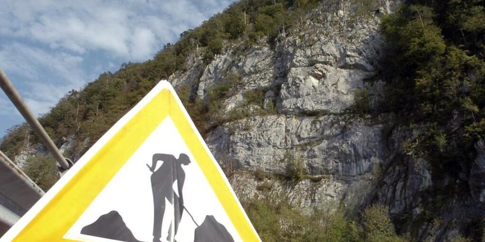 Entlang der Route Interlaken - Spiez am Thunersee ist es zu einem Steinschlag gekommen, der den Bahnverkehr beeinträchtigt. (Archivbild)