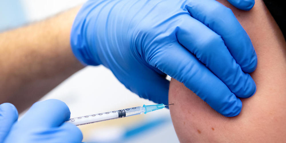 Die Zahl der geimpften Personen ist erstmals grösser als jene der Infizierten. (Archivbild)