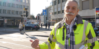 Schwacher Trost: Der Projektleiter Christian Meier erklärt am Kreuzplatz die Lage.