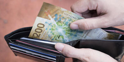 Angesichts der Coronakirse sehen die Schweizer Konsumentinnen und Konsumenten die Wirtschaftslage eher düster. Auch die eigene Budgetsituation wird eher pessimistisch gesehen, wie der Konsumentenstimmungsindex zeigt. (Symbolbild)