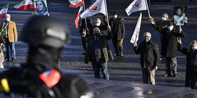 Demonstranten stehen vor dem Justizpalast während der Urteilsverkündung im Prozess gegen einen iranischen Diplomaten. Foto: Dirk Waem/BELGA/dpa