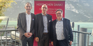Vor traumhafter Kulisse: Peter Sauter (Initiator und Präsident des Trägervereins Unter  Freiem Himmel), Christof Ackermann (Vorsitzender der Bankleitung, Raiffeisenbank  Sarganserland) und Markus Müller (Produktionsleiter).