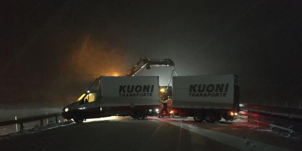 Der Lieferwagen und der Anhänger kamen auf der A3 quer zur Fahrbahn zum Stillstand.