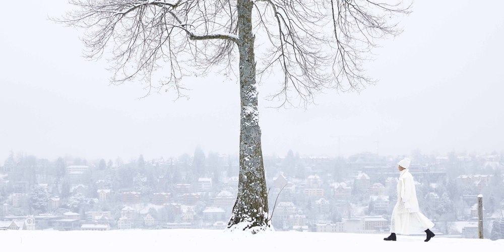 Im Modefilm wird die neue Akris-Kollektion vorgestellt (Bild: Akris)