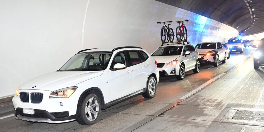 Hoher Sachschaden: Bei einer Auffahrkollision im Fratten-Tunnel bei Unterterzen werden vier Autos beschädigt. (Bilder: Kantonspolizei St.Gallen)