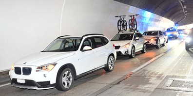 Hoher Sachschaden: Bei einer Auffahrkollision im Fratten-Tunnel bei Unterterzen werden vier Autos beschädigt. (Bilder: Kantonspolizei St.Gallen)
