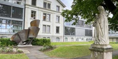  Plastik von Ernst Ghenzi mit der Sandsteinskulptur von Chrysostomos Vettiger.
