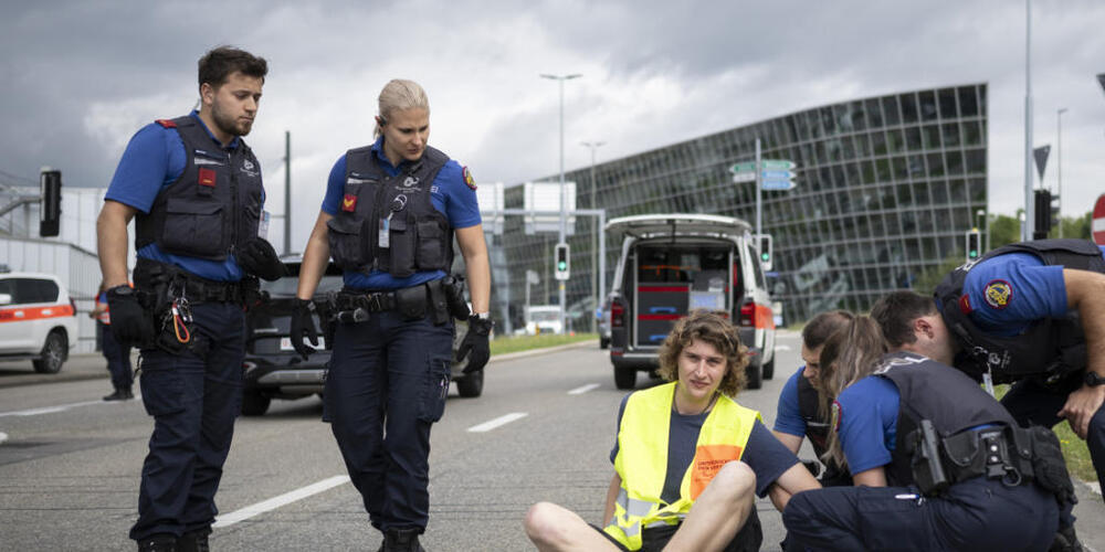 Für eine Strassenblockade vom vergangenen Sommer erhält eine 74-jährige Aktivistin eine bedingte Geldstrafe. Im Bild der Klimaaktivist Max Voegtli, der ebenfalls an der Blockade teilnahm. (Archivbild)