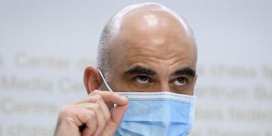 Bundesrat Alain Berset deutet in Interviews mit Westschweizer Zeitungen gewisse Lockerungen an. (Archivbild)