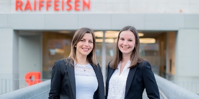 Herzliche Gratulation zur Beförderung:  Sanela Simic (links) und Sandra Egli.