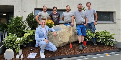Stolz aufs Werk: Mirco Tobler und das Team von Nägele & Bösch Gartenbau GmbH mit dem fertigen Planschbrunnen für die Waldspielgruppe Mulwurf in Niederhelfenschwil.
