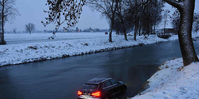 Nach einer Kollision mit einem anderen Auto landete am Donnerstagmorgen ein Auto im Binnenkanal bei Diepoldau. Der Fahrer konnte sich selber befreien.